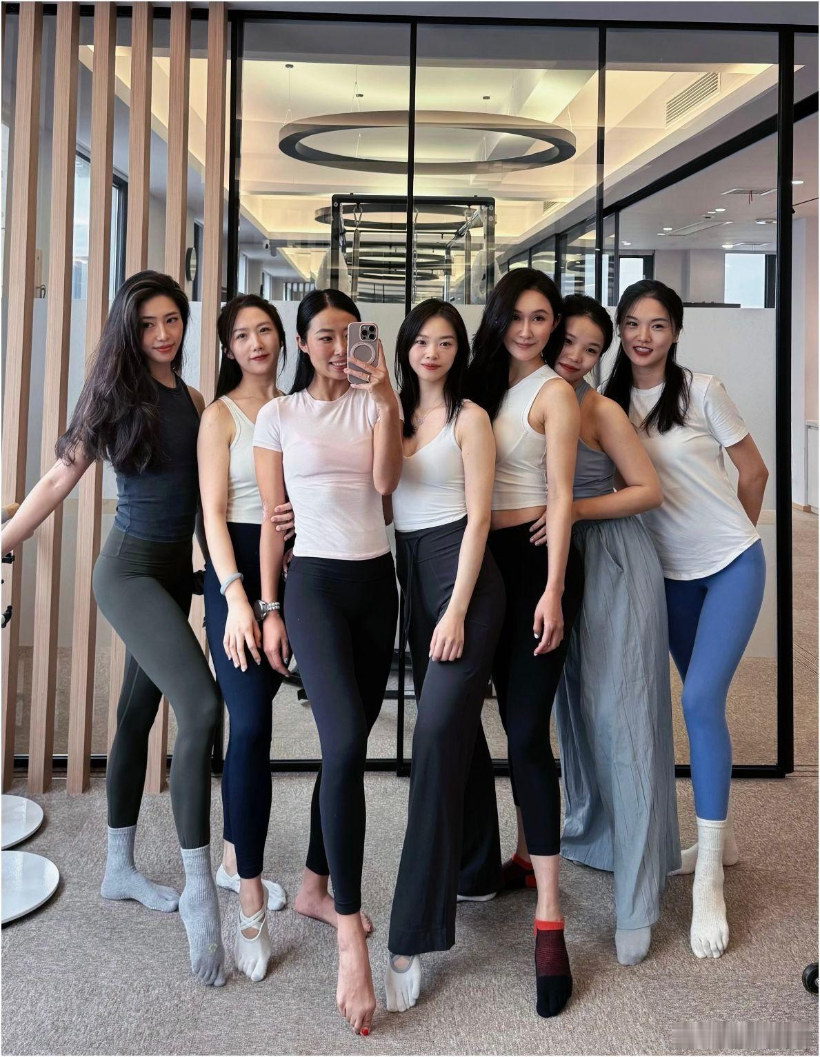闺蜜团，能一眼看出谁结婚了吗？[允悲] ​​​