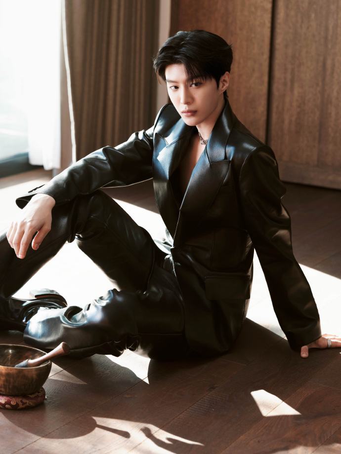 范丞丞深V皮衣，范丞丞光影定格，谁懂这个丞丞的认真起来的帅气呢，潮男味一整个有溢