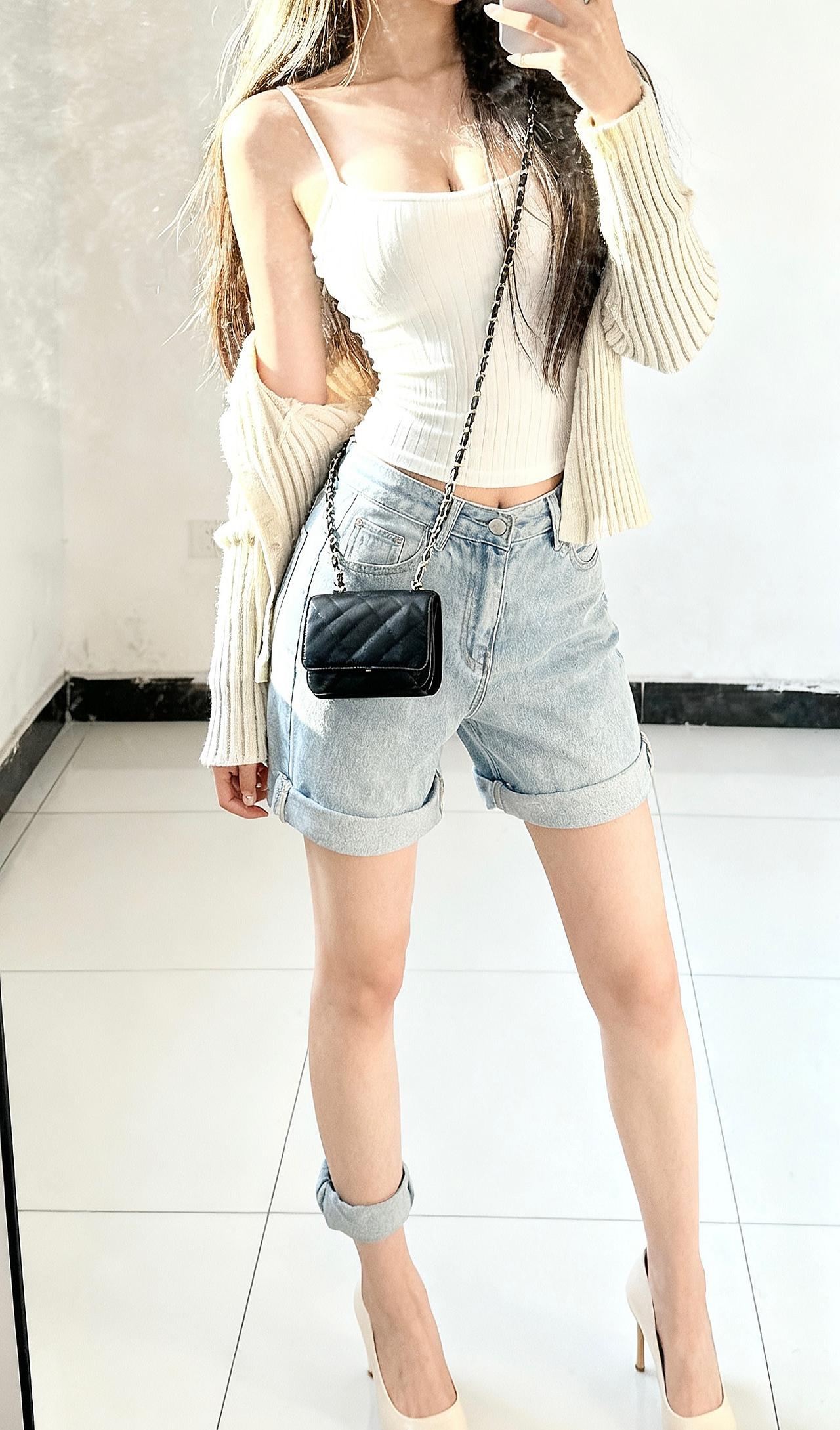 奶白吊带搭短款开衫，短裤配甜妹包，甜酷拿捏~