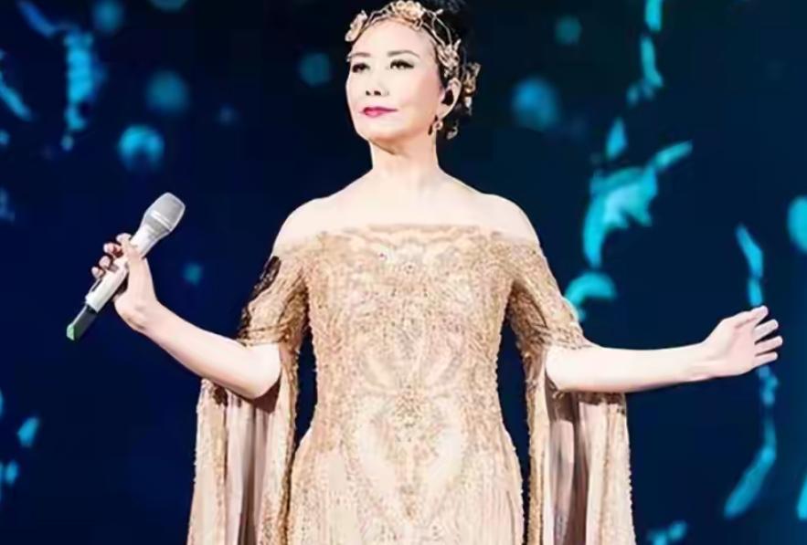 78岁路都走不稳还开演唱会，全网骂声一片，却把台下所有人唱哭了
娱乐