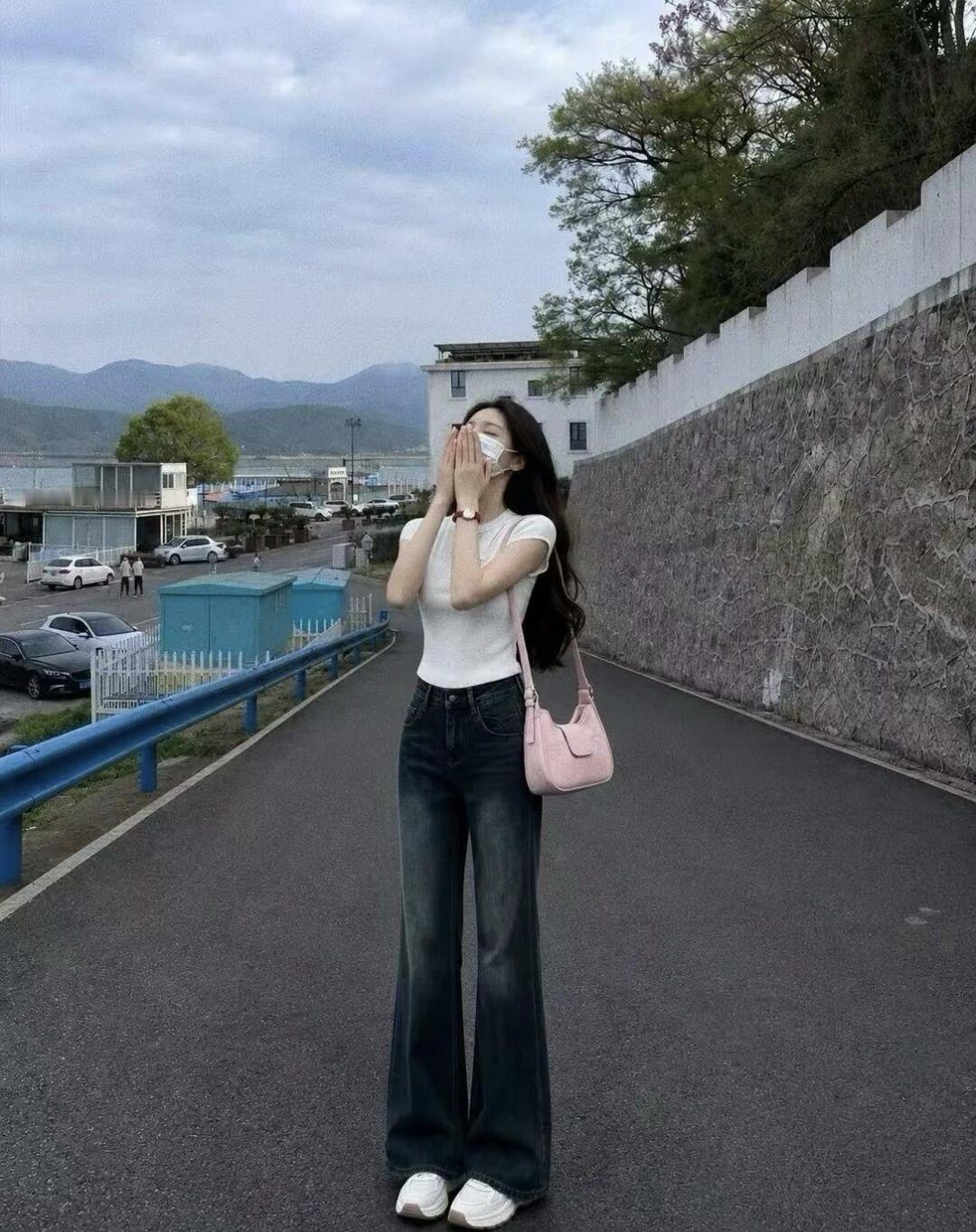 元气少女在海边，口罩挡不住微笑