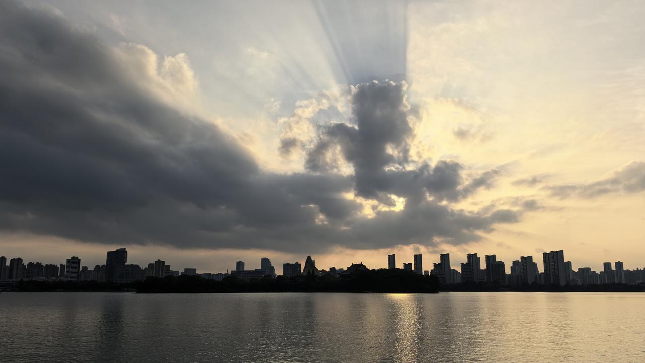 鉴于平台丧失基本立场，不辨是非，迫于资方的压力，对本平台用户基于事实的有关资方的