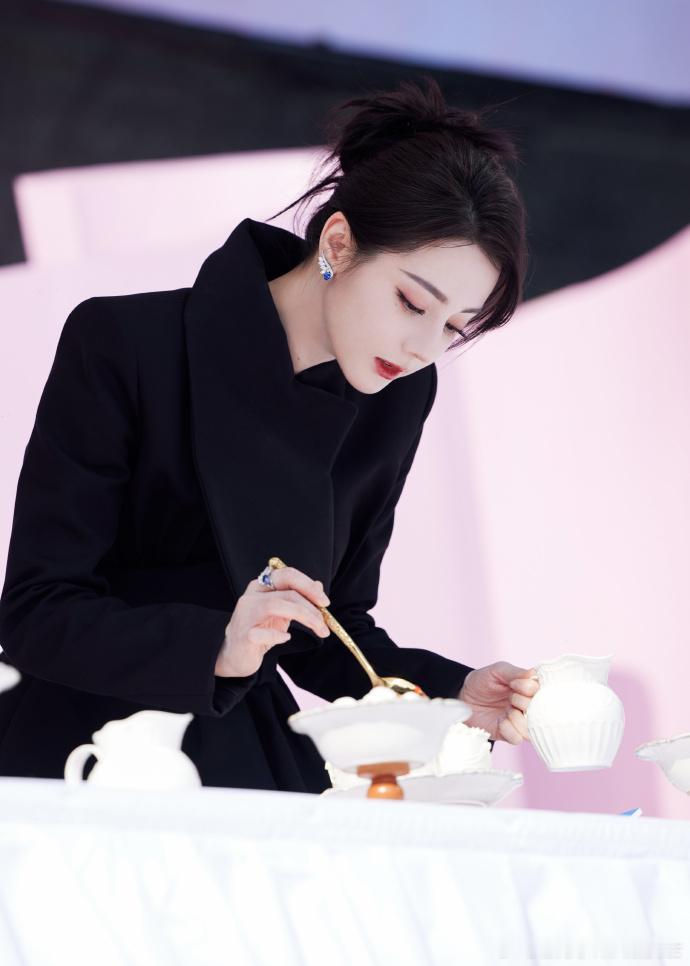 迪丽热巴的 cool 是种氛围感，松弛中带着锋芒，这种感觉真的很难复刻～ 