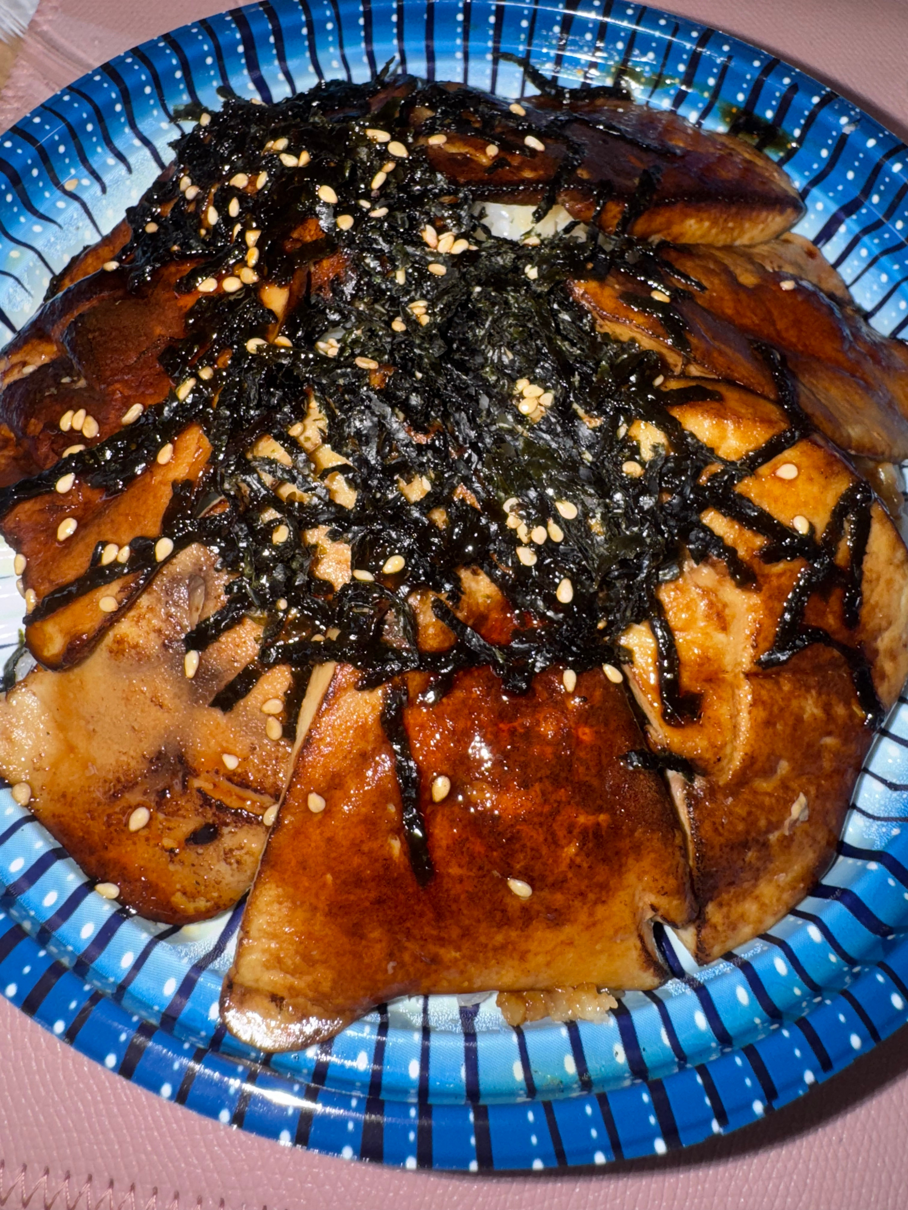 今天吃鹅肝饭和三文鱼，这家好像有个sdfj的小明星挺爱点的，叫什么张峻豪的，我之