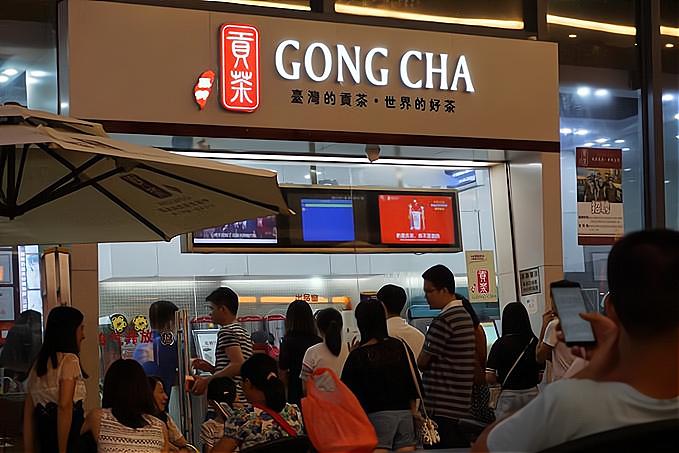 贡茶早就淡出大街小巷，怎么还能叫出一百四十亿的高价？不少年轻人甚至只听过喜茶、蜜