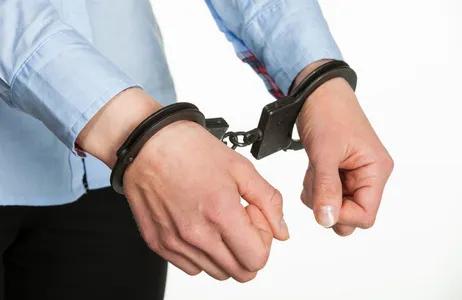广东韶关，男子与失足女交易结束后，驾驶摩托车到路口等红绿灯，正好遇民警盘查，男子