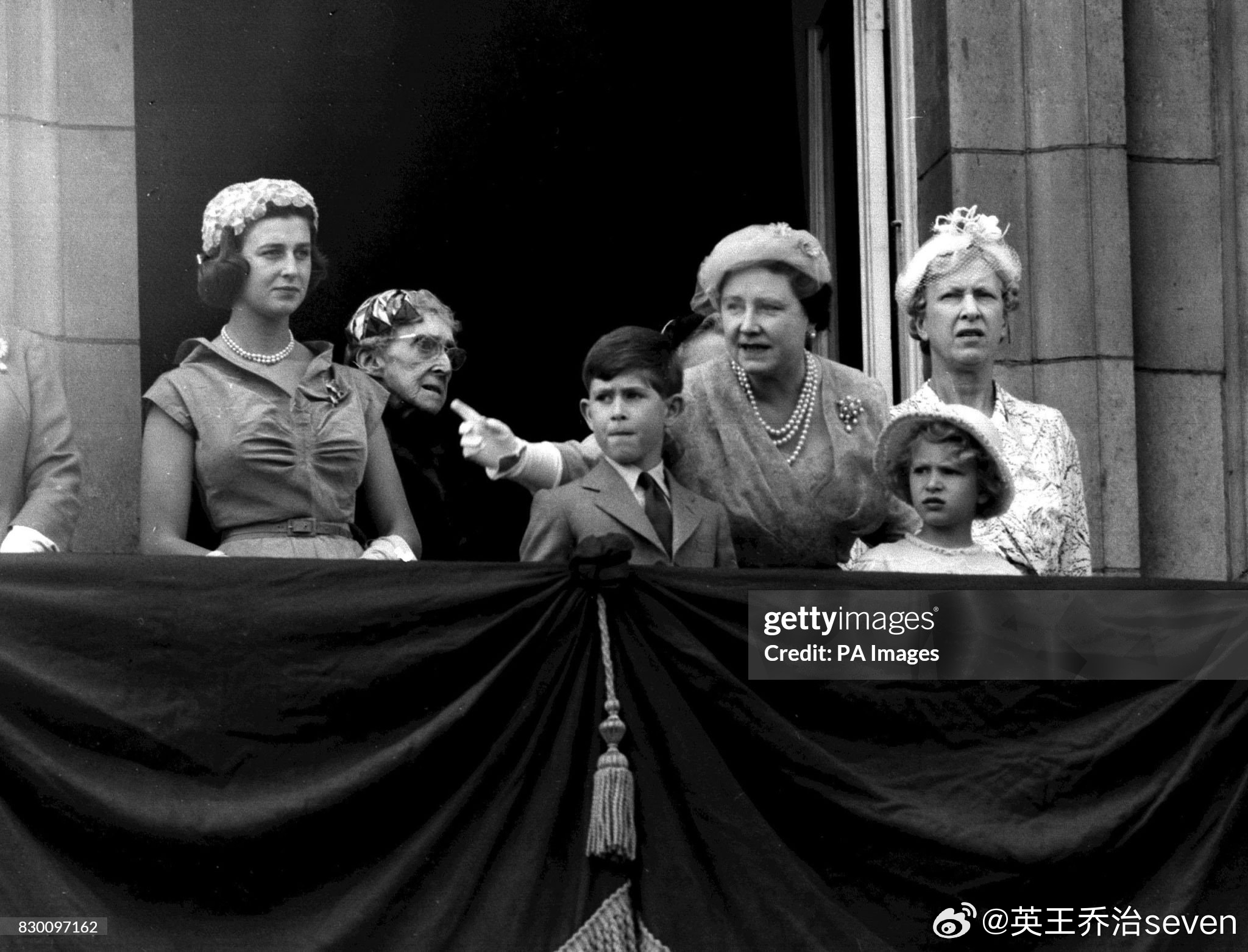 【回顾】1956年，王太后与查尔斯王子及安妮公主在月饼仪式上。 