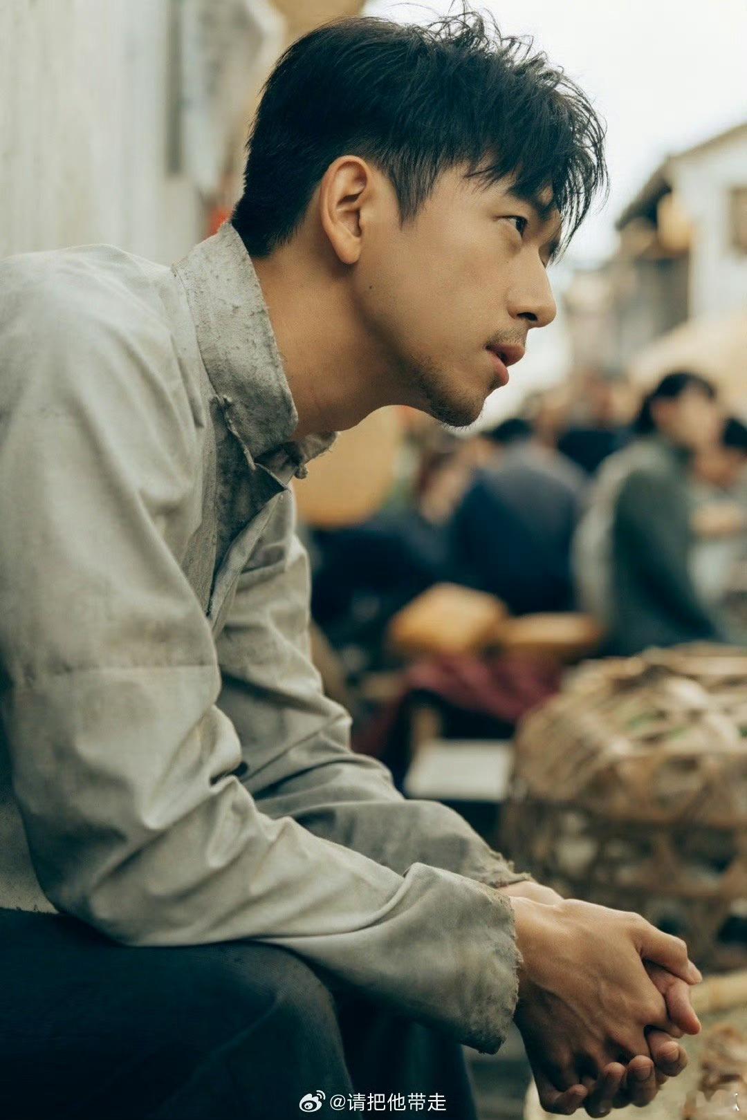 演员的专业度在这一刻完全体现，李现发着高烧完成拍摄，身体自带的虚弱感刚好贴合角色