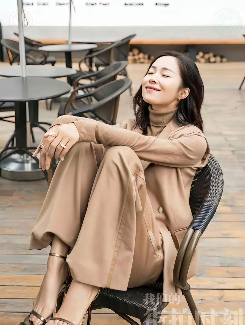 江一燕的魅力由内而外散发，称得上从头美到脚，五官与体态都格外出彩。 ​​​