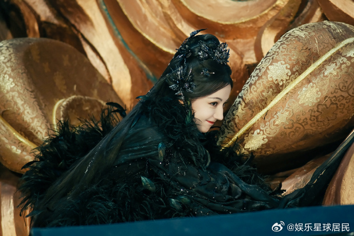 难怪贺思慕不爱上班 这剧真的越追越上头📺剧情紧凑不拖沓，人设爽感十足，迪丽热巴