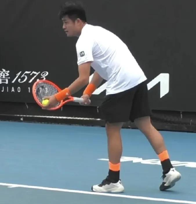 吴易昺盘末偷鸡，7-5赢下第一盘，大比分1-0领先。
澳网资格赛首轮，吴易昺对手
