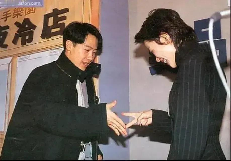 老乡见老乡，两眼泪汪汪。
王菲、黎明相遇的画面很逗比。
王菲冷不丁出了个“石头剪