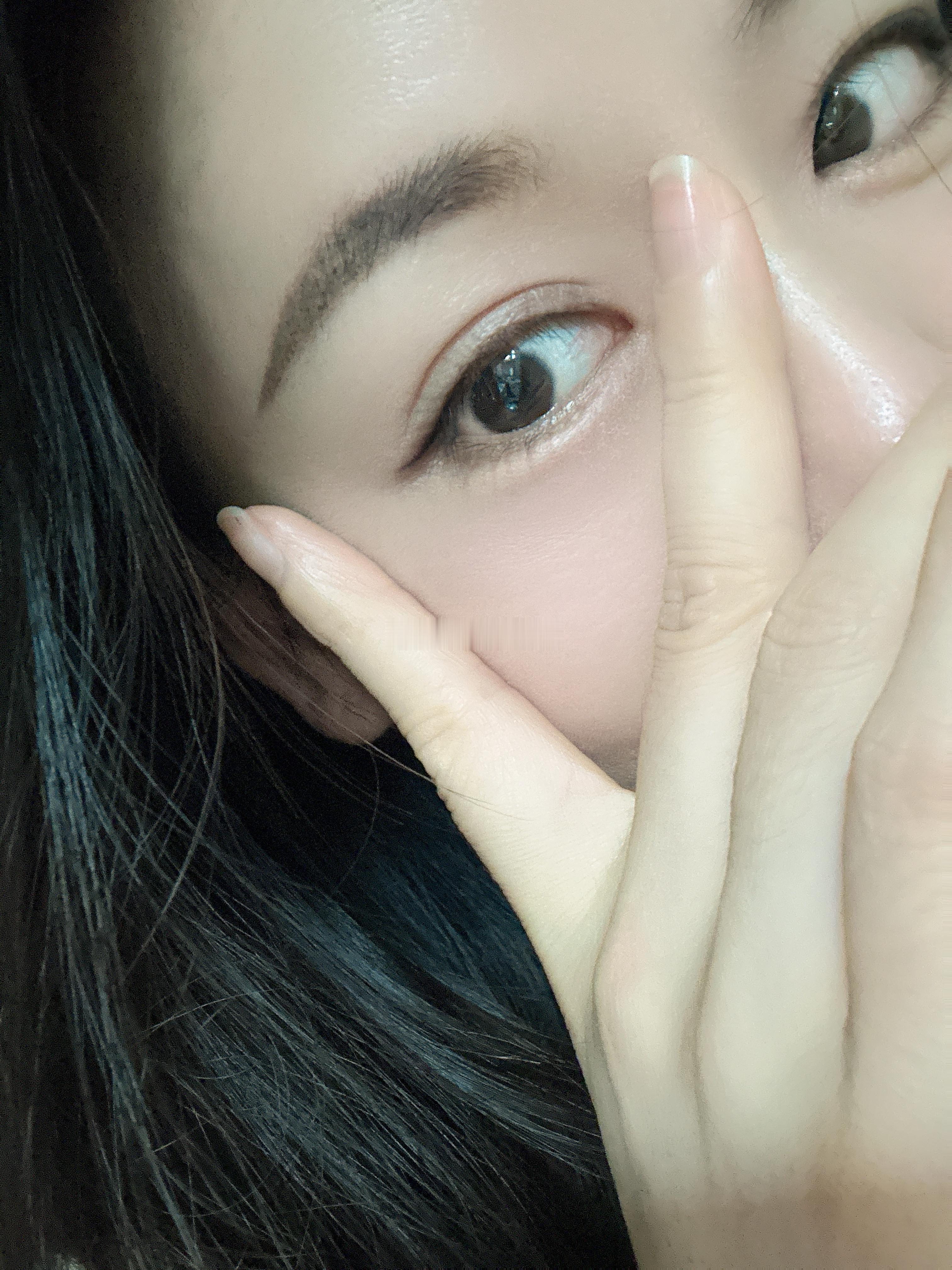 山风晚晚[超话] 被爱的女生是什么样？ 是走路带风时藏着雀跃，是眼角眉梢都沾着温