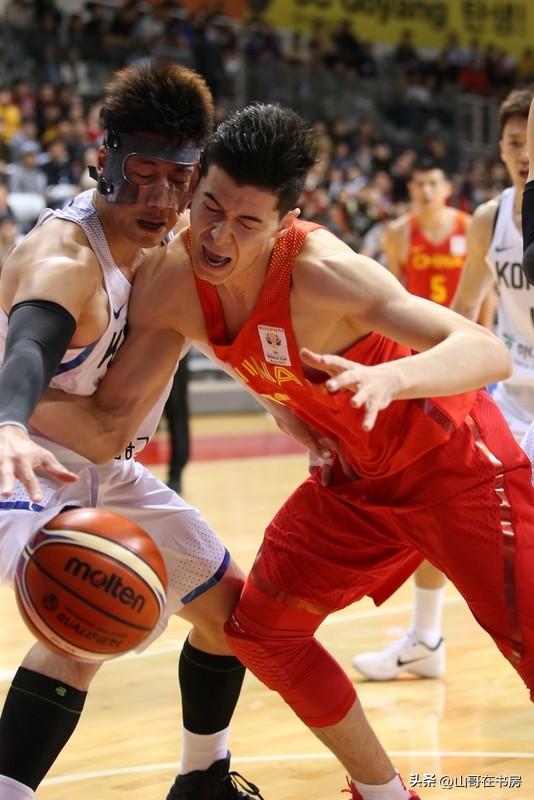 中国男篮不敌韩国男篮，问题简直一箩筐。首节三分6投全失、失误5次，仅得13分，而