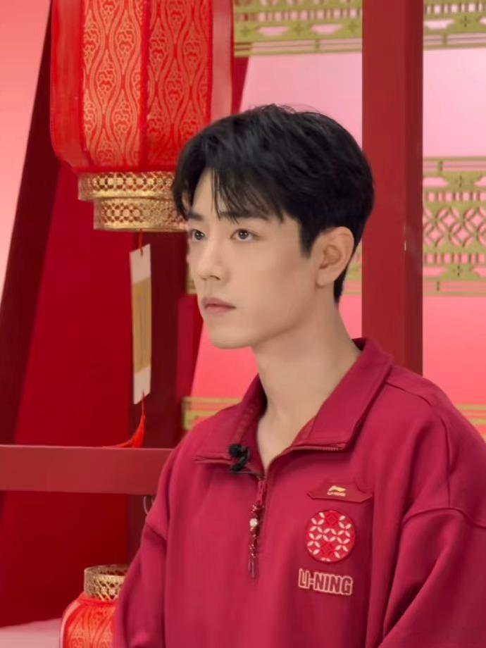 肖战红衣新春氛围感 肖战红衣新春氛围感，新年就是要穿红衣啊，现场做糖人舞狮氛围好