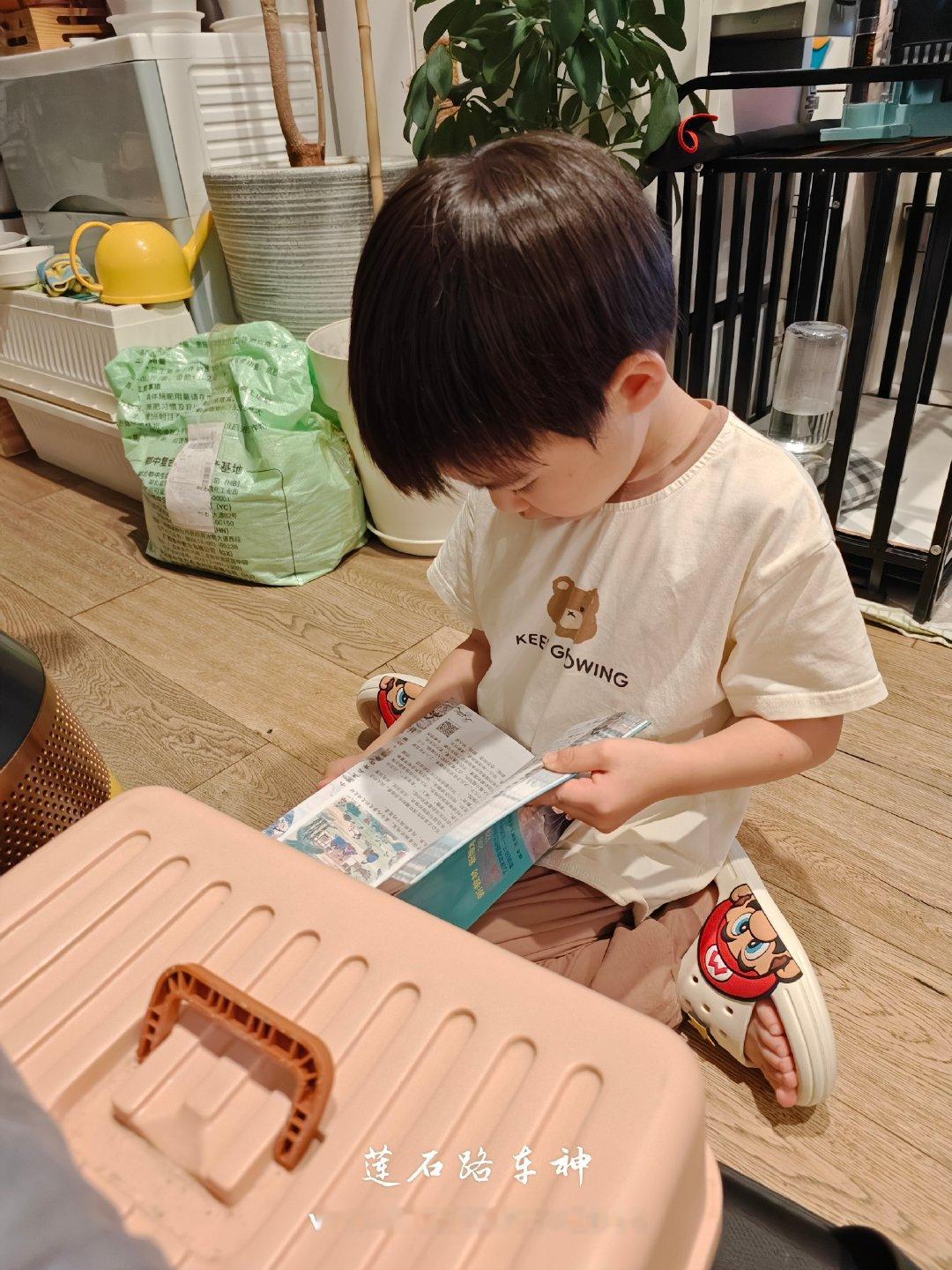 这孩子太可怕了，在地上玩儿一半玩具蹦起来自己开始复习小学古诗了，有个诗忘了怎么背