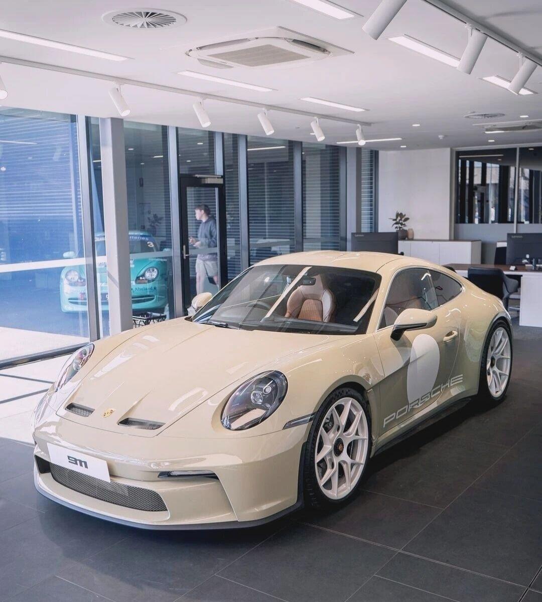 碳纤维车身+镁合金轮毂，石灰色保时捷911 S/T 凭啥成为“最轻992代”复古