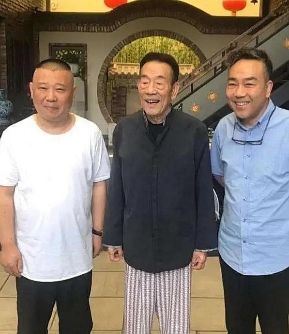 郭德纲直播间3200万人哄笑打赏，杨议5万人拆招教学，相声界最残酷的分流正在上演