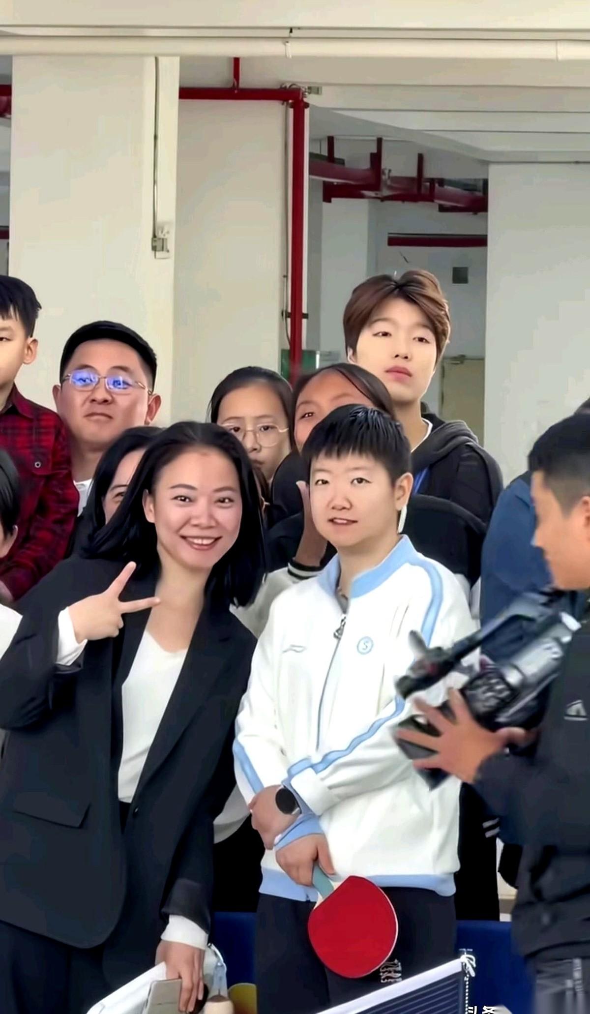 孙颖莎跟一群小朋友赛跑，这画面真是没谁了。
发令枪一响，她埋头就是一通猛冲，旁边