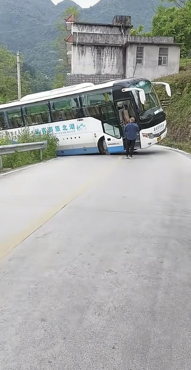这个司机肯定是个新手，小回转卡在这，大回转就没问题了，没有那两下子就别上道。