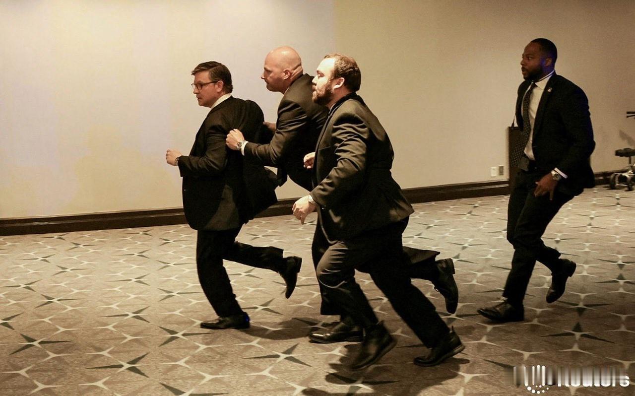 白宫记者晚宴枪声响起后的场景。