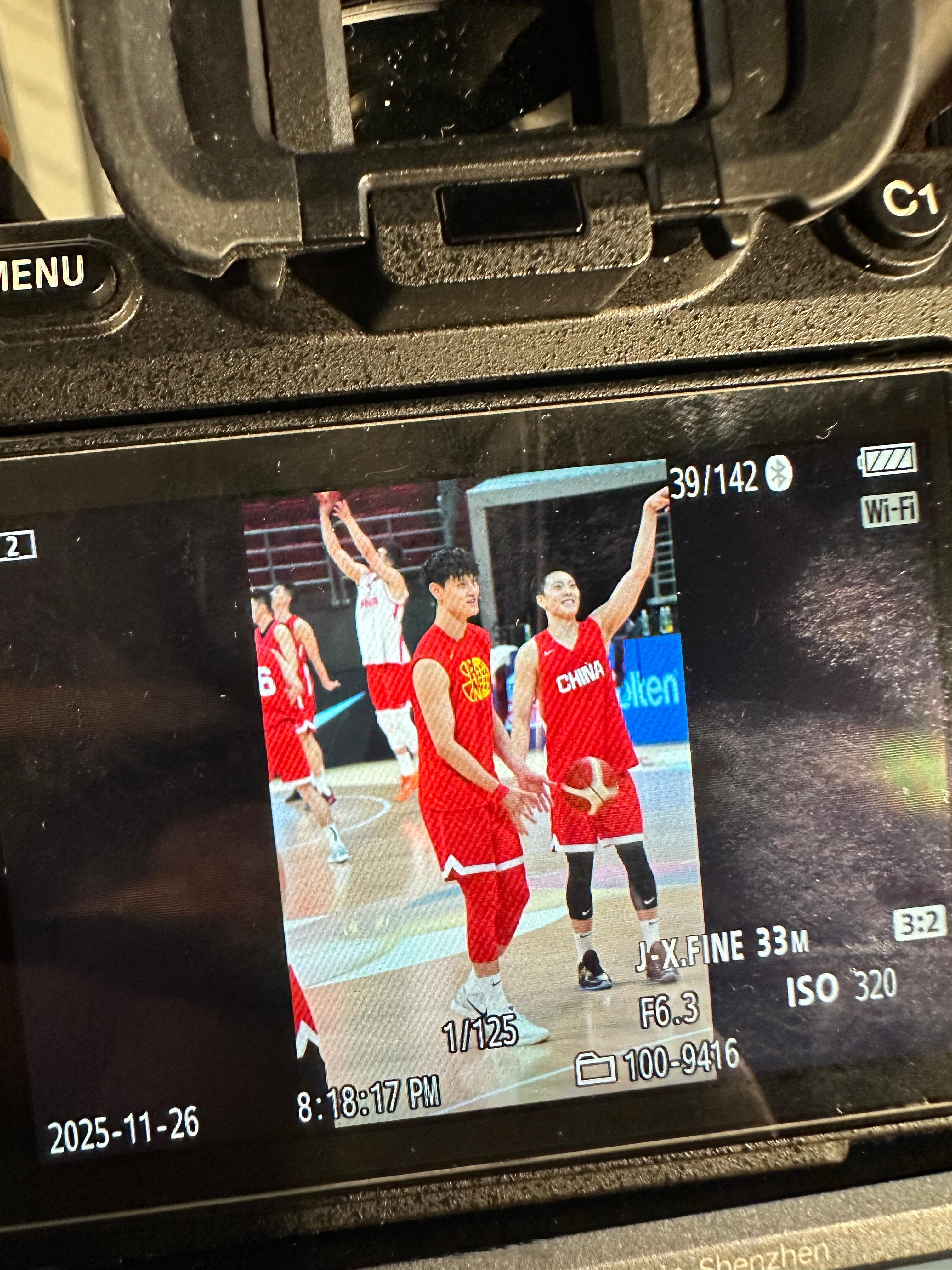 中国男篮 郭导介绍，小曾之前有点感冒，不过身体状态还可以，竞技状态没问题。余嘉豪