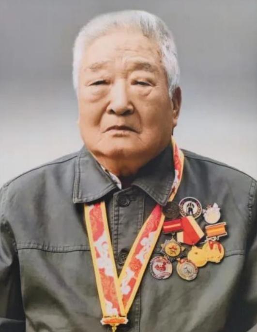 泪目了！云南一96岁退休教师去世，学校翻找资料才发现：这个老教师居然获得过3次特
