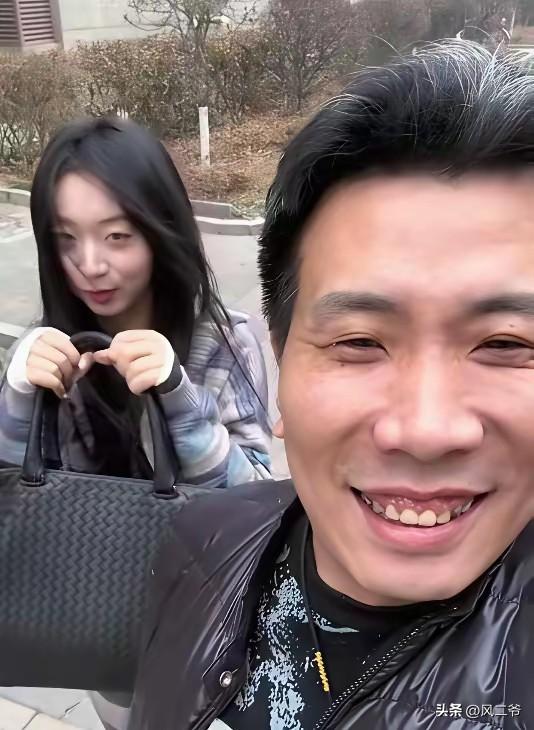 20岁的少女选择39岁的大叔，这样的甜蜜蜜能持续多久？
    在直播间里，大叔