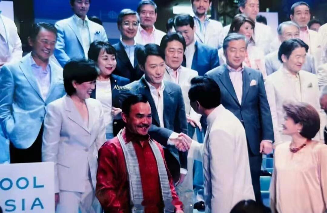 黎明和王毅外长握手照 ​​​