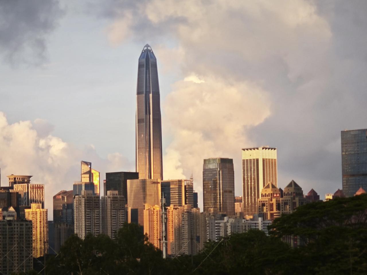 深圳清晨6点钟的天空，又将是酷热的一天。