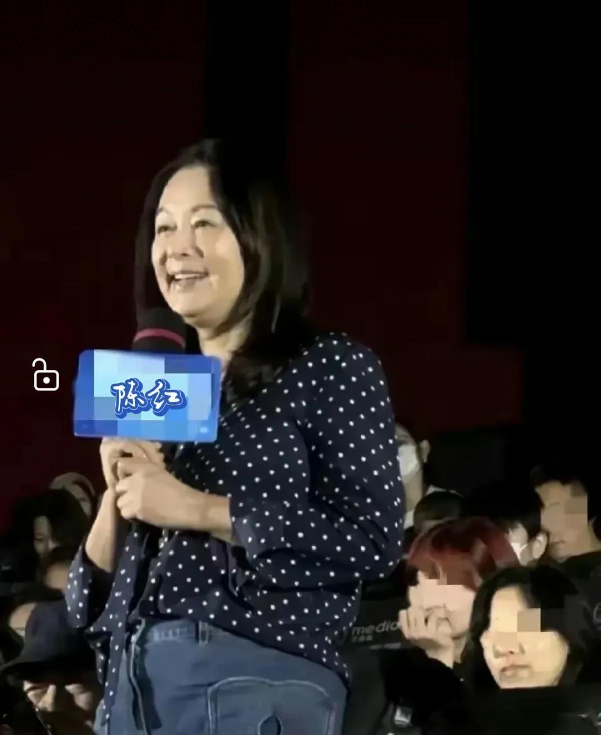近日，55岁的陈红亮相于公众视野，面容的巨大变化令人惊讶。

如今的她双下巴十分