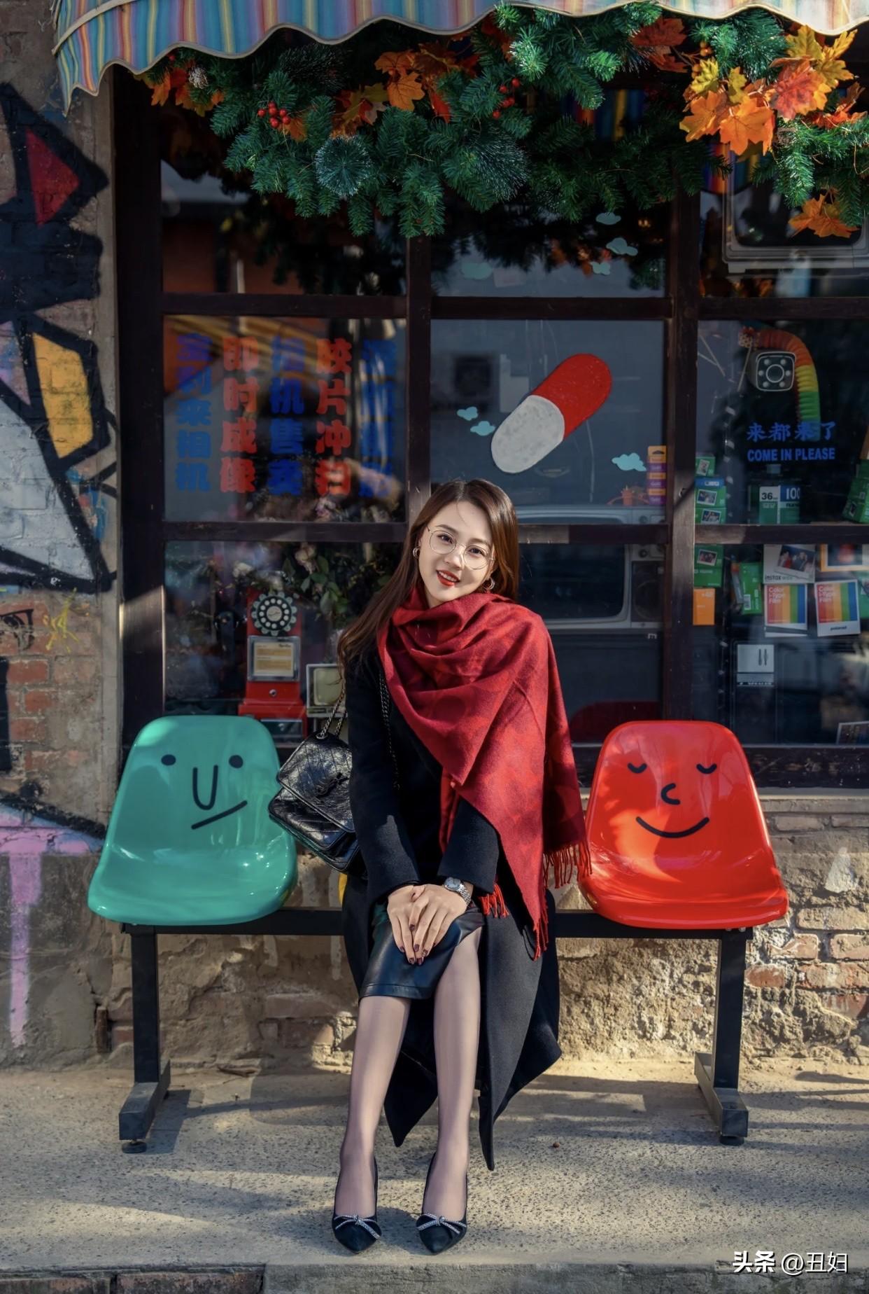 还有自信从容、不讨好不卑微的人，走路抬头挺胸，眼神坚定，待人不卑不亢，特别勾人。