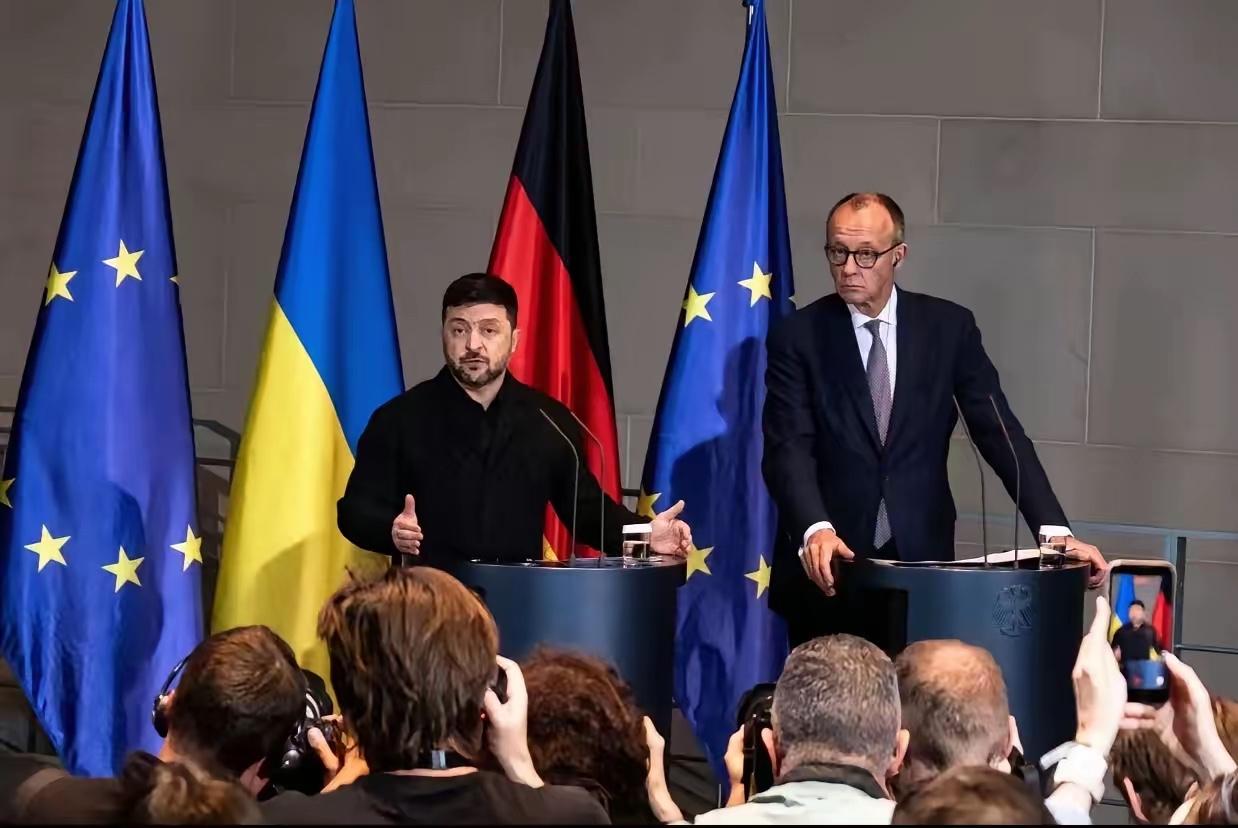 德国总理默茨情绪失控，差点落泪。
12月15日，德国总理在德乌经济论坛上发表讲话