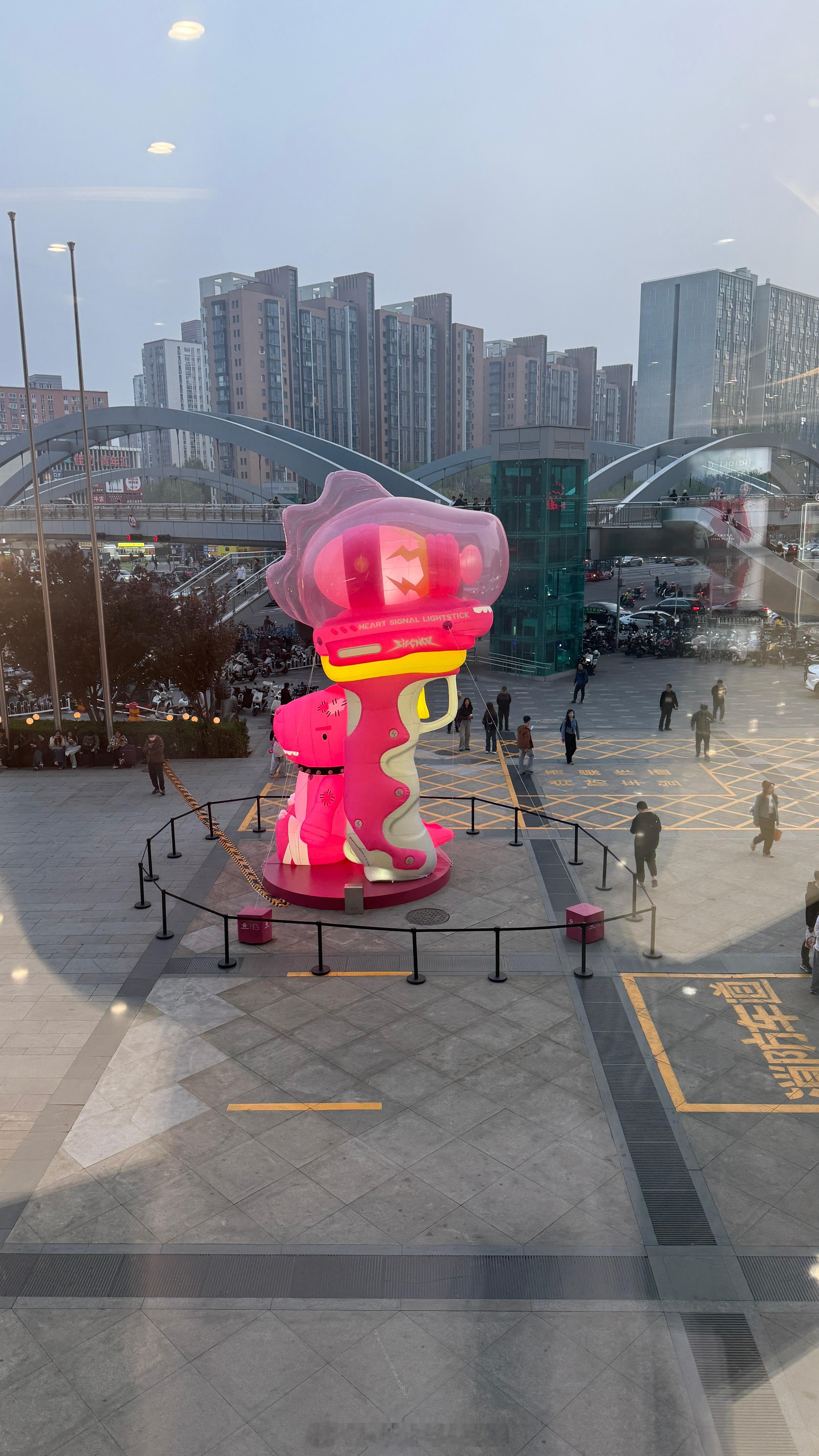 然后小妹说要买耳机，我想起来我要买电脑，这是今年本来就预算好的，本来在海南还去免