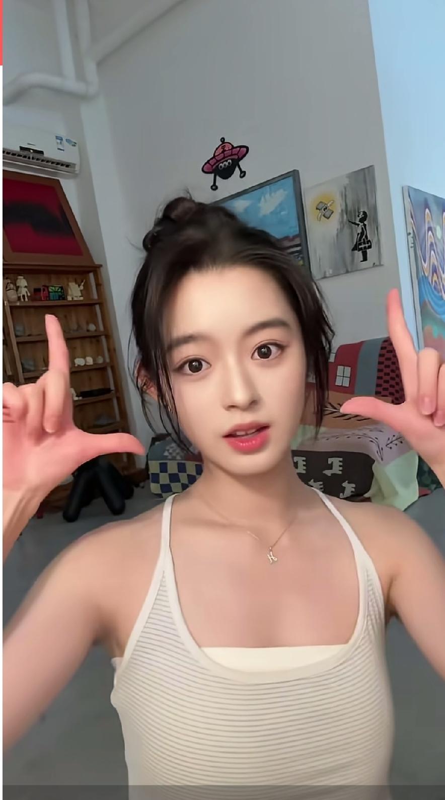 黄杨钿甜越来越漂亮了！都说女大18变，现如今的黄杨钿甜不仅变得越来越漂亮，而且还