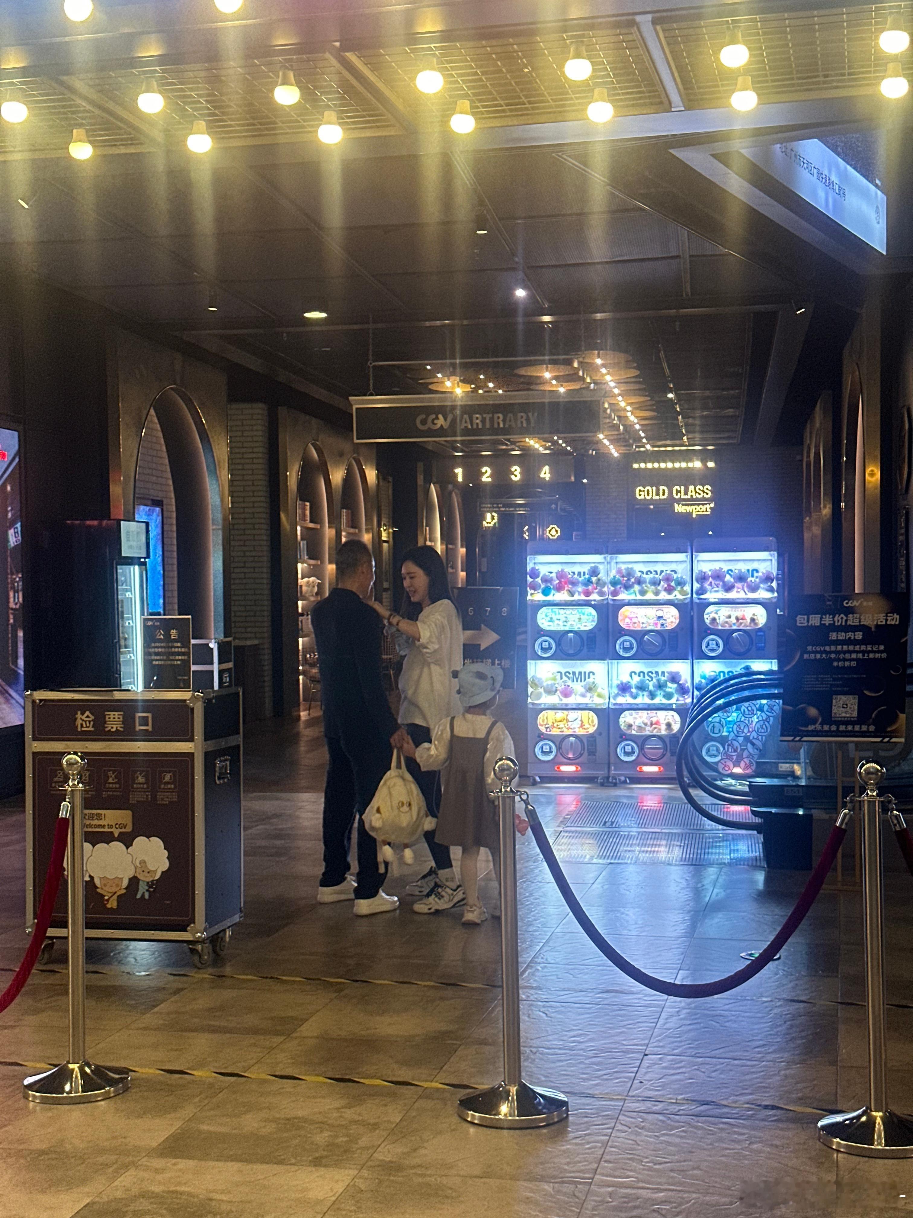 73岁王石独自带娃被偶遇  王石广州街头父爱爆棚，被女儿贴花脸也笑得开心，一脸宠