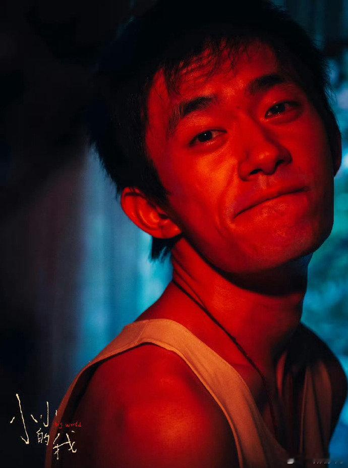 易烊千玺影迷又加二虎吉糊糊彻底被易烊千玺的演技征服！背影戏全是细节，还现场复刻，