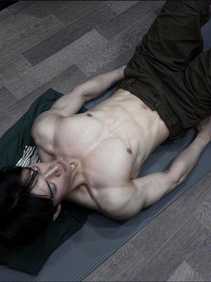 王星越半裸造型好吸睛，镜头下的他线条流畅、肌肉线条利落分明，健康的体态搭配自然松