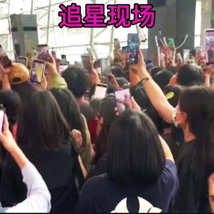 第一，从规则上说：能。贫困生认定看的是家庭经济收入，不是精神消费清单。没有任何一