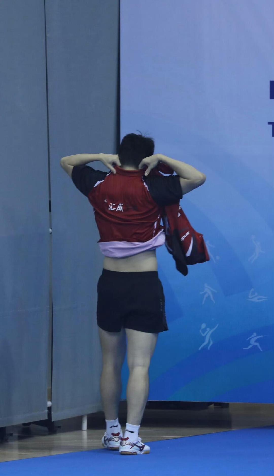 樊振东以前的球迷吃的可真好，不仅合照能挽胳膊，还能现场看见咚咚换衣服，现在热身都