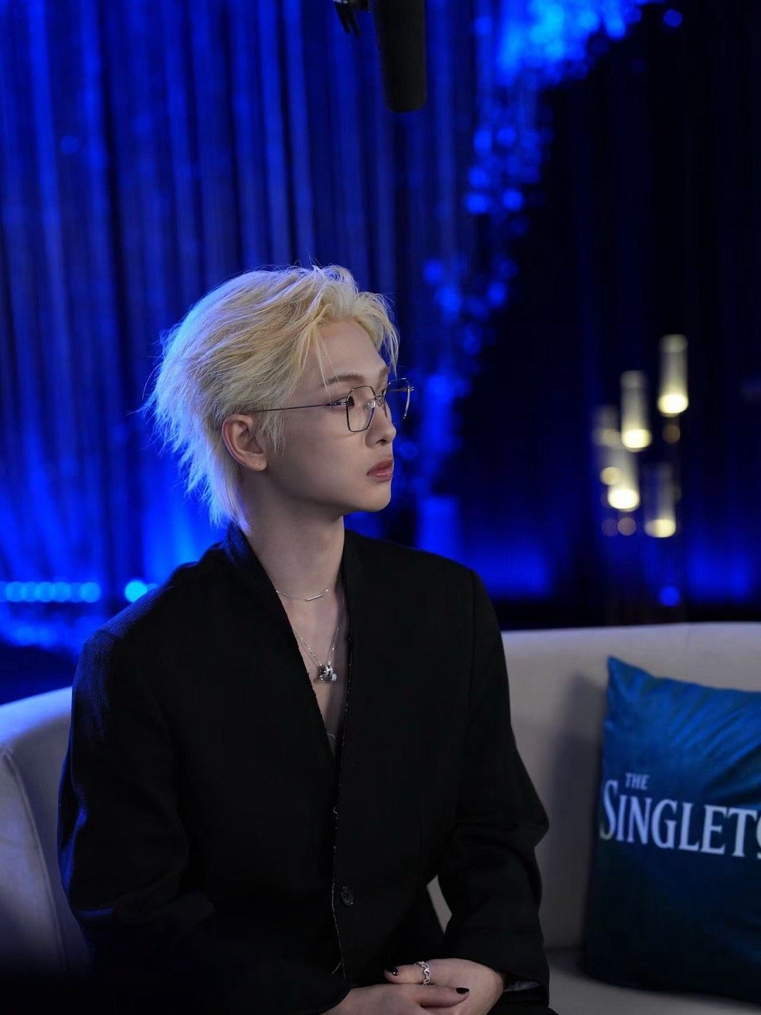 周震南微博之夜解锁丰愉时刻 不必追赶光芒，此刻自有锋芒！现身微博之夜酒会，黑色V