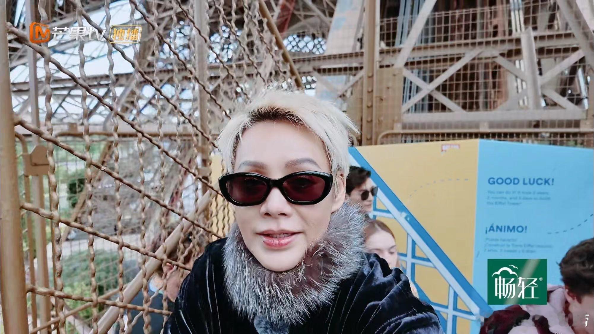 原来宁静也有恐高的一面，明星光环下的她和我们一样有着平凡的恐惧。#宁静恐高# 这