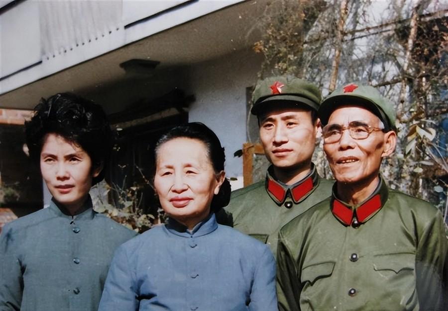 1987 年韦杰病逝，妻子主动将他名下豪车交还成都军区，军区很为难地回答道：这个