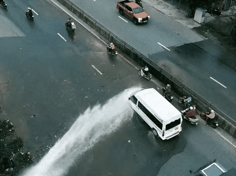 师傅，你这一拦，挡住的不仅是水的冰凉还有人心的冷漠，你的善举如冬日里的一缕阳光，