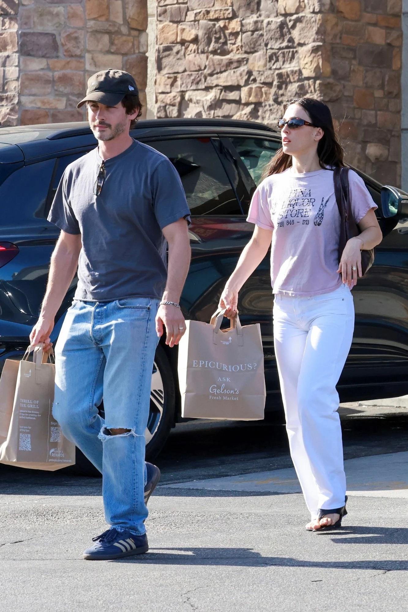 Logan Lerman和妻子Ana Corrigan 23日加州Los Fel