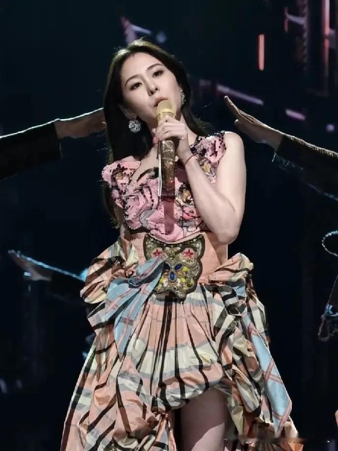 不出意外，意外还是发生了。江苏卫视跨年演唱会上，张碧晨刚一开口竟然抢拍了。

不