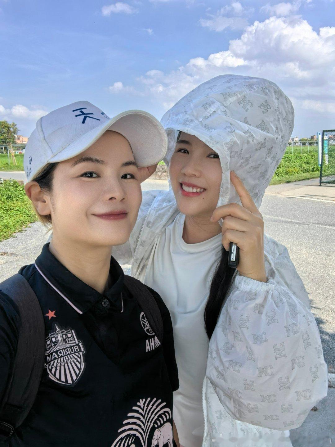 许久未见我的姐妹们，没球看的日子，聚在一起特别不容易。步入中年，有人创业、有人埋