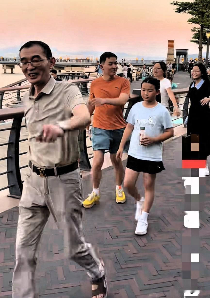 看谢岳现在嘚瑟的，不过，4个孩子，又事业有成，确实是人生赢家。