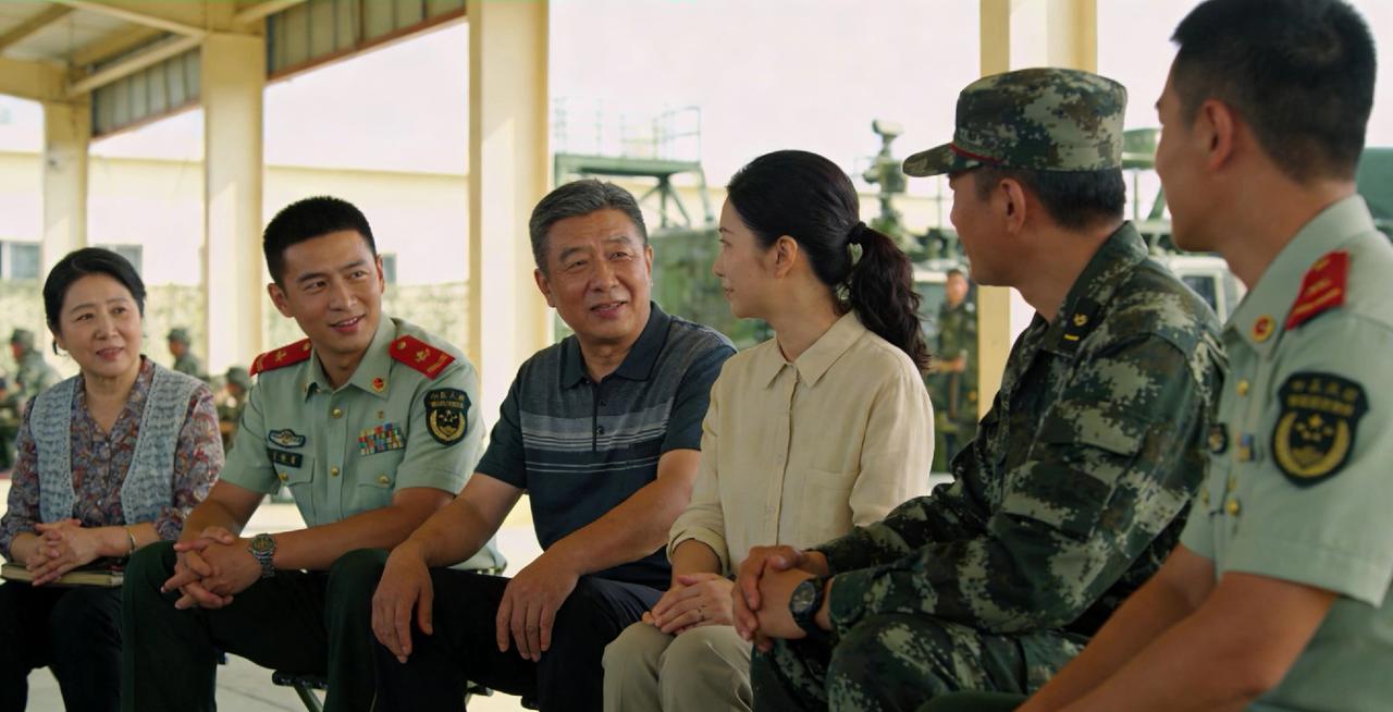 最亲的“家人”来军营
 
近日，部队组织家属进军营活动，官兵的父母、配偶与孩子走