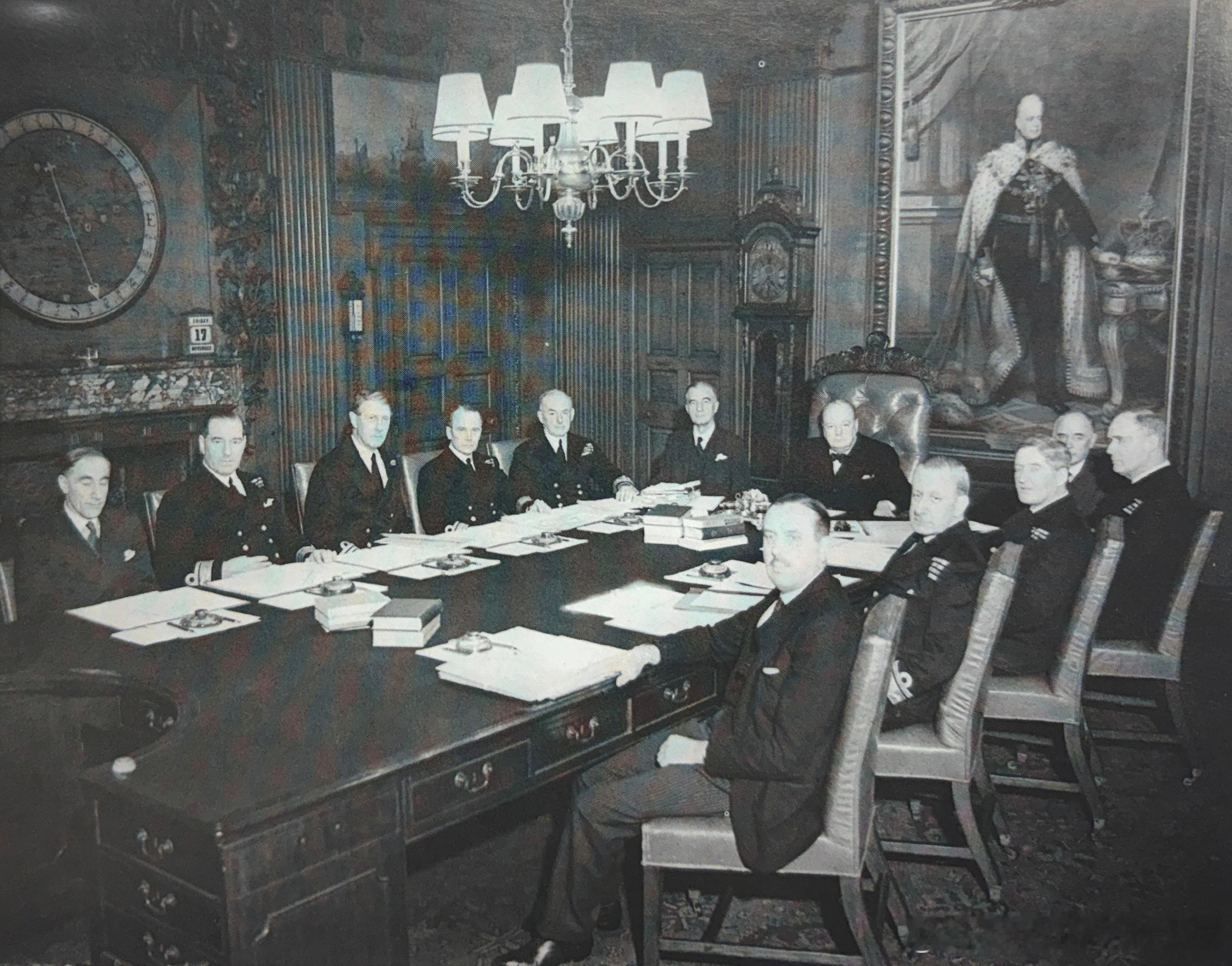 1939年12月6日英国海军部委员会成员会议桌旁，从左至右：Geoffrey S